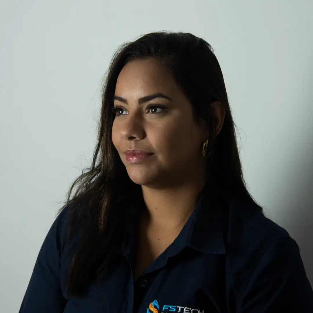 Retrato de uma mulher contemplativa vestindo camisa da FSTECH, com iluminação suave e fundo neutro, ideal para representar o profissionalismo em tecnologia.